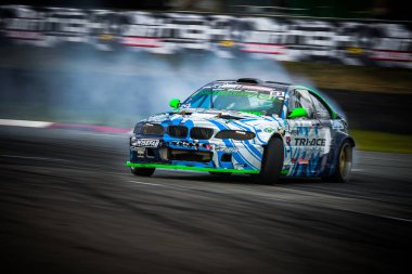 Riga, Letonya 30th Haziran 2018: Drift araba hareket. 30th Haziran 2018 Bikernieki raceway üzerinde gösterilen Hgk Drift Challenge olayında çekilmiş fotoğrafı
