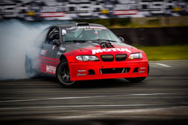 Riga, Letonya 30th Haziran 2018: Drift araba hareket. 30th Haziran 2018 Bikernieki raceway üzerinde gösterilen Hgk Drift Challenge olayında çekilmiş fotoğrafı