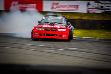 Riga, Letonya 30th Haziran 2018: Drift araba hareket. 30th Haziran 2018 Bikernieki raceway üzerinde gösterilen Hgk Drift Challenge olayında çekilmiş fotoğrafı