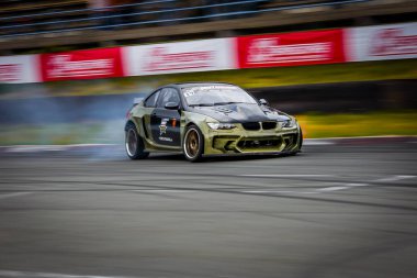 Riga, Letonya 30th Haziran 2018: Drift araba hareket. 30th Haziran 2018 Bikernieki raceway üzerinde gösterilen Hgk Drift Challenge olayında çekilmiş fotoğrafı