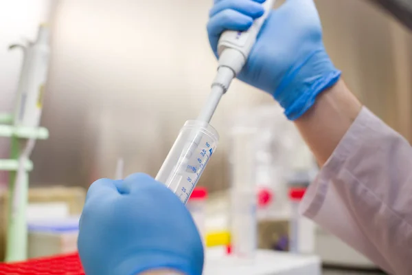 Lavori di laboratorio con estrazione del DNA plasmidico — Foto Stock