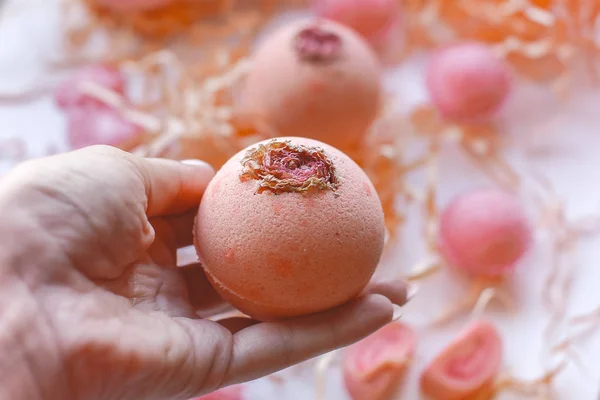 El yapımı banyo bombası, kabarcık barve vücut fırçalama yakından görünümü