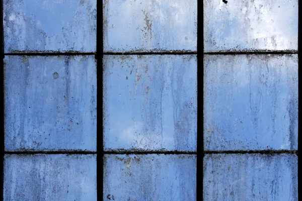 Schmutzige Alte Gewächshausfenster Mit Blauem Himmel — Stockfoto