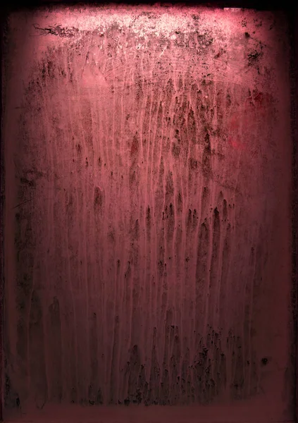 Bir Kırmızı Işık Dışında Geceleri Çizgili Boya Ile Eski Pencere — Stok fotoğraf
