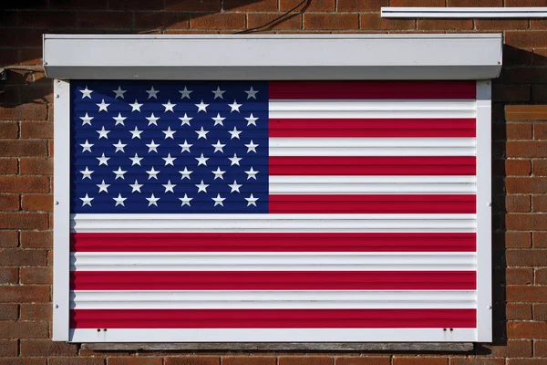 Americká Vlajka Uzavřené Ocelové Bezpečnostní Okenice — Stock fotografie