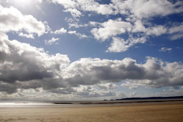 Swansea Beach South Wales Solig Dag Med Mörka Moln — Stockfoto