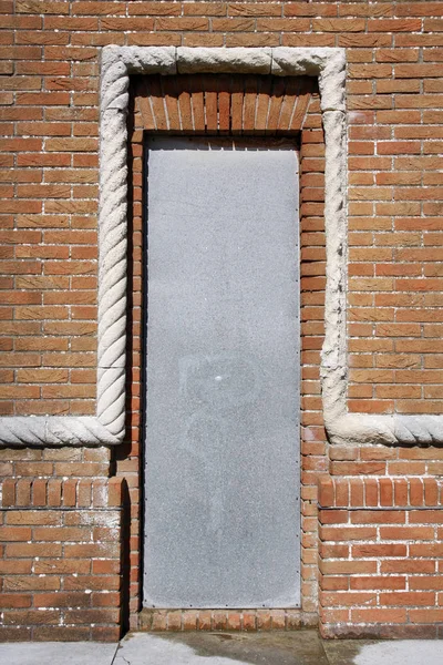 Taş Tuğla Duvar Eski Desen Ayrıntılı Bir Kapı Güvenlik Kapağı — Stok fotoğraf