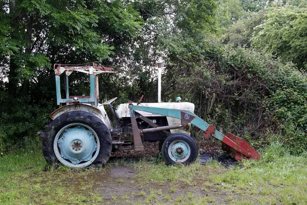Régi elhagyott traktor — Stock Fotó