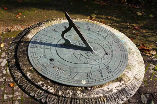 Horizontal garden sundial — Stock Photo, Image