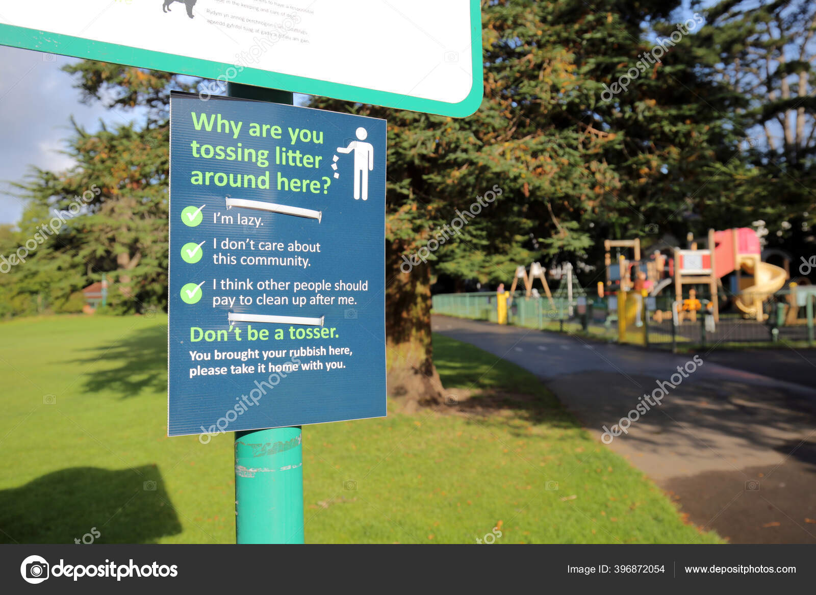 Смешно Мусорный Знак Общественном Парке Стоковое Фото ©steveball.