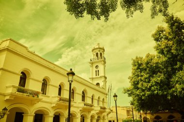 Cephe sokaklarda Santo Domingo Dominik Cumhuriyeti başkenti binanın Vintage tarzı fotoğraf röportaj. Binalar sömürge eski şehir bölgesinde yer alır. Fotoğraf sarı renklidir.
