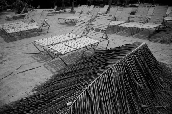 Pequenas Cadeiras Plástico Areia Praia Cayo Levantado Perto Bela Água — Fotografia de Stock