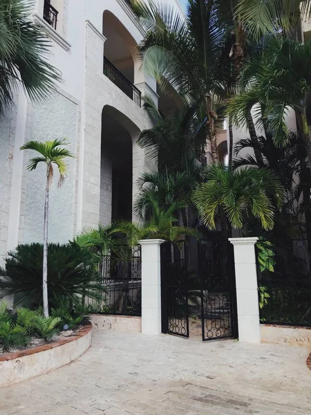 Ворота в роскошную резиденцию в Кане — стоковое фото