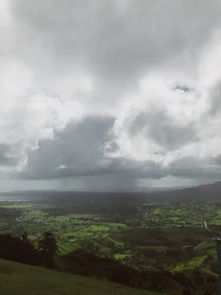 Landschap van de Dominicaanse bergen onder bewolkte hemel uitzicht vanaf Redonda berg — Stockfoto