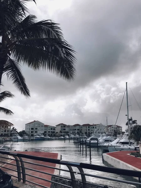 Bella vista al porto turistico di Cap Cana con yacht di lusso e belle case — Foto Stock