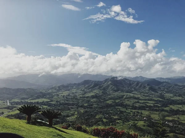 Краєвид гір Домініканський під хмарного неба вид з гори Редонда — стокове фото