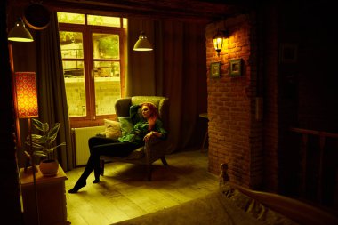 Eski loft daire Tiflis poz güzel kırmızı saçlı Genç kadın Vintage Fotoğraf