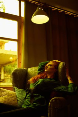 Eski loft daire Tiflis poz güzel kırmızı saçlı Genç kadın Vintage Fotoğraf