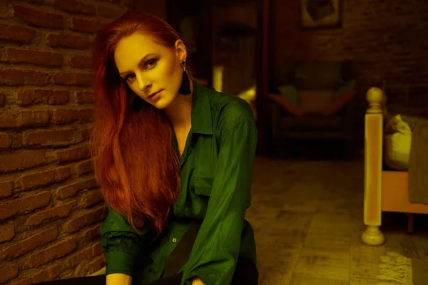 Vintage foto di Bella giovane donna dai capelli rossi in posa in vecchio appartamento loft a Tbilisi — Foto Stock