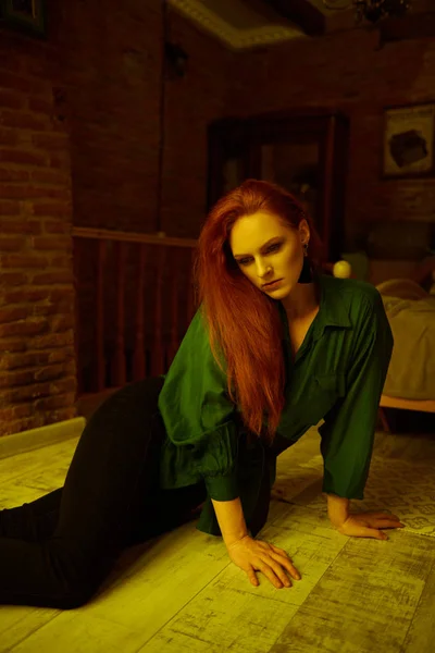 Vintage φωτογραφία όμορφα κόκκινα μαλλιά νεαρής γυναίκας που θέτουν σε παλιό διαμέρισμα στην Τιφλίδα — Φωτογραφία Αρχείου