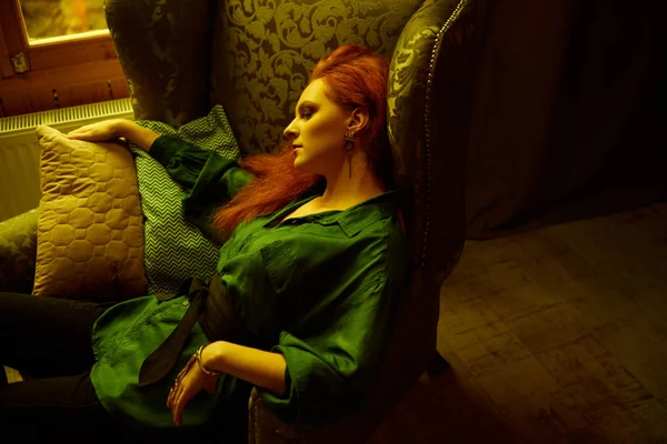 Урожай фото красиві червоні волосся молода жінка постановки в старому апартаменти на горищі в Тбілісі — стокове фото