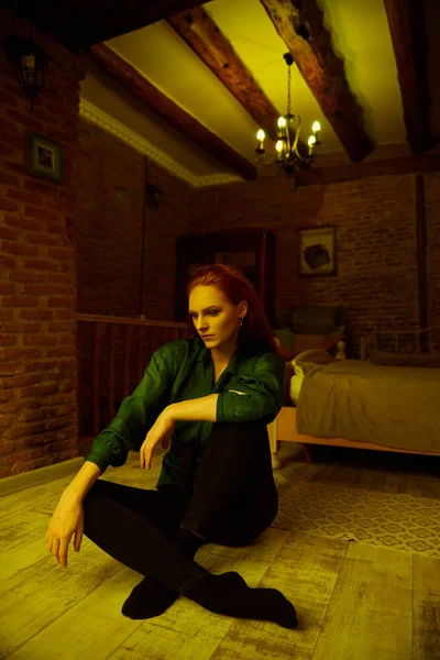 在第比利斯的老阁楼公寓里摆姿势的美丽的红头发年轻女子的复古照片 — 图库照片