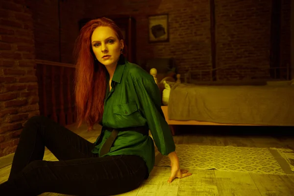 在第比利斯的老阁楼公寓里摆姿势的美丽的红头发年轻女子的复古照片 — 图库照片
