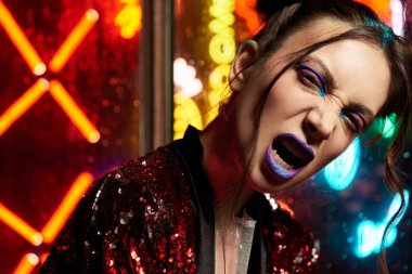 Neon karşı Glitter ile kırmızı bornoz giyen modeli ile cyberpunk tarzı yakın