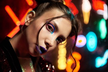 Neon karşı Glitter ile kırmızı bornoz giyen modeli ile cyberpunk tarzı yakın