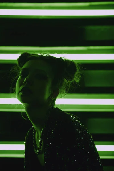 Cyberpunk close-up portret van model dragen groene badjas met glitter tegen muur van neon — Stockfoto