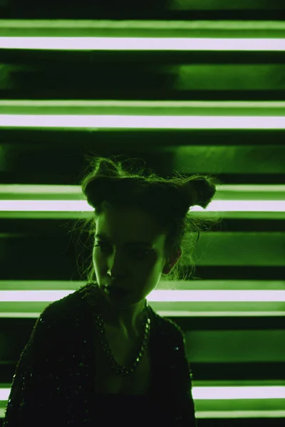 Cyberpunk close-up portret van model dragen groene badjas met glitter tegen muur van neon — Stockfoto