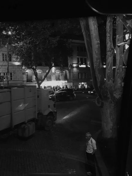 Calles nocturnas de Tbilisi en monocromo — Foto de Stock