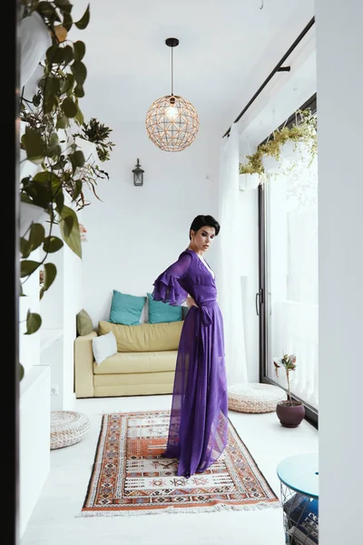 Female with short haircut poses in Tbilisi loft — Stock Photo, Image