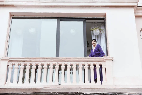 Frau mit Kurzhaarschnitt posiert in Tiflis Loft — Stockfoto