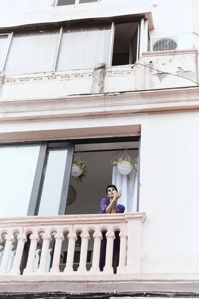 Vrouw met korte kapsel poses in Tbilisi Loft — Stockfoto