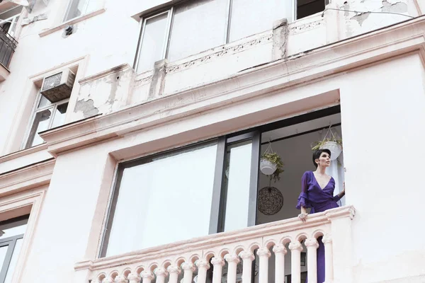 Vrouw met korte kapsel poses in Tbilisi Loft — Stockfoto