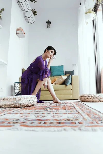 Female with short haircut poses in Tbilisi loft — Stock Photo, Image