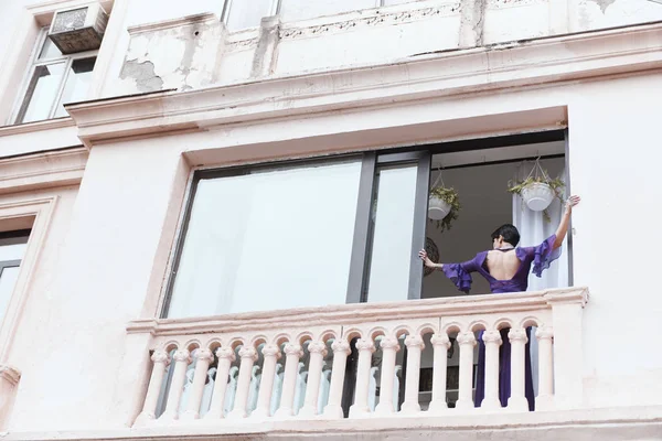 Hembra con corte de pelo corto posa en el loft de Tiflis — Foto de Stock