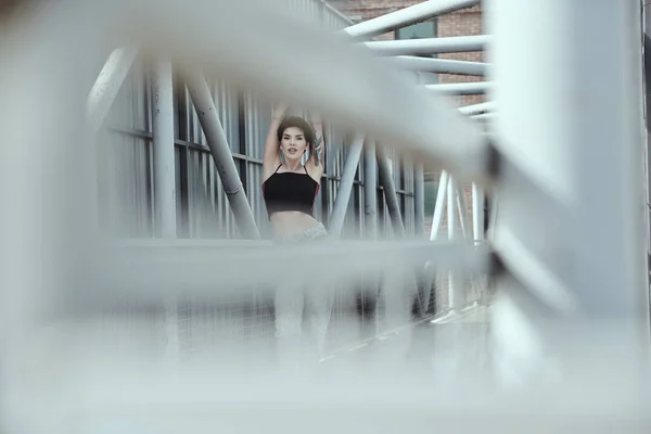 Corbeau jeune femme aux cheveux tatoués posant sur le pont — Photo