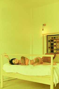 siyah saçlı dövmeli kadın iç çamaşırı