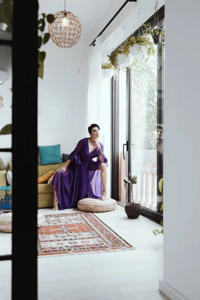 Female with short haircut poses in Tbilisi loft — Stock Photo, Image