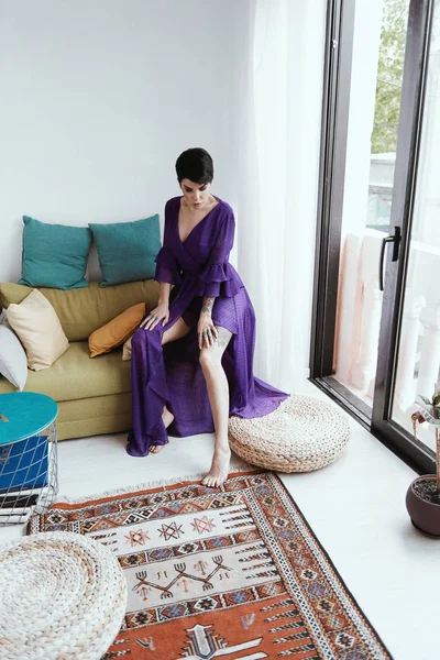 Female with short haircut poses in Tbilisi loft — Stock Photo, Image