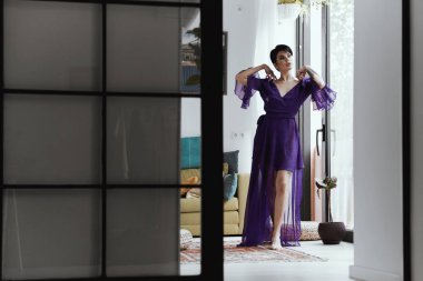 kısa saç kesimi ile kadın Tiflis Loft pozlar