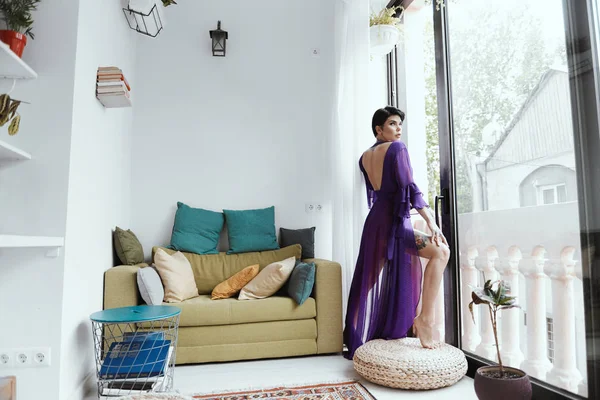 Female with short haircut poses in Tbilisi loft — Stock Photo, Image