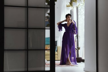 kısa saç kesimi ile kadın Tiflis Loft pozlar