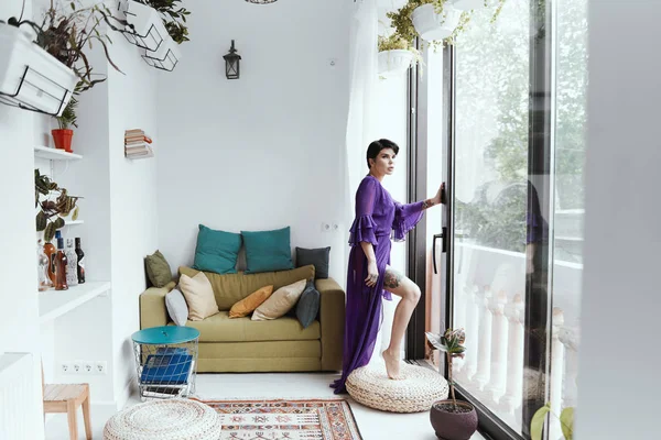 Female with short haircut poses in Tbilisi loft — Stock Photo, Image