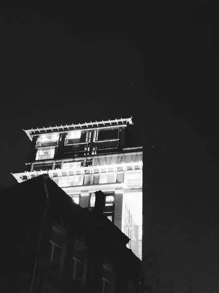Фотография ночного здания — стоковое фото