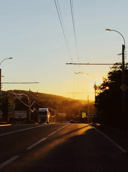 Установка солнца против грузовика и дороги — стоковое фото