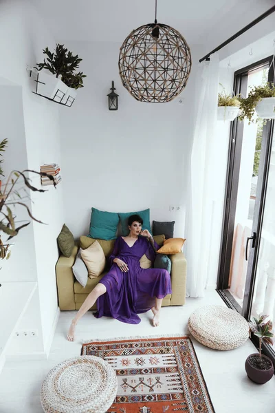 Female with short haircut poses in Tbilisi loft — Stock Photo, Image