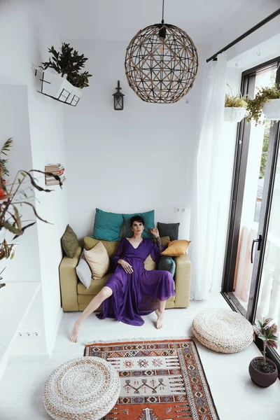 Female with short haircut poses in Tbilisi loft — Stock Photo, Image